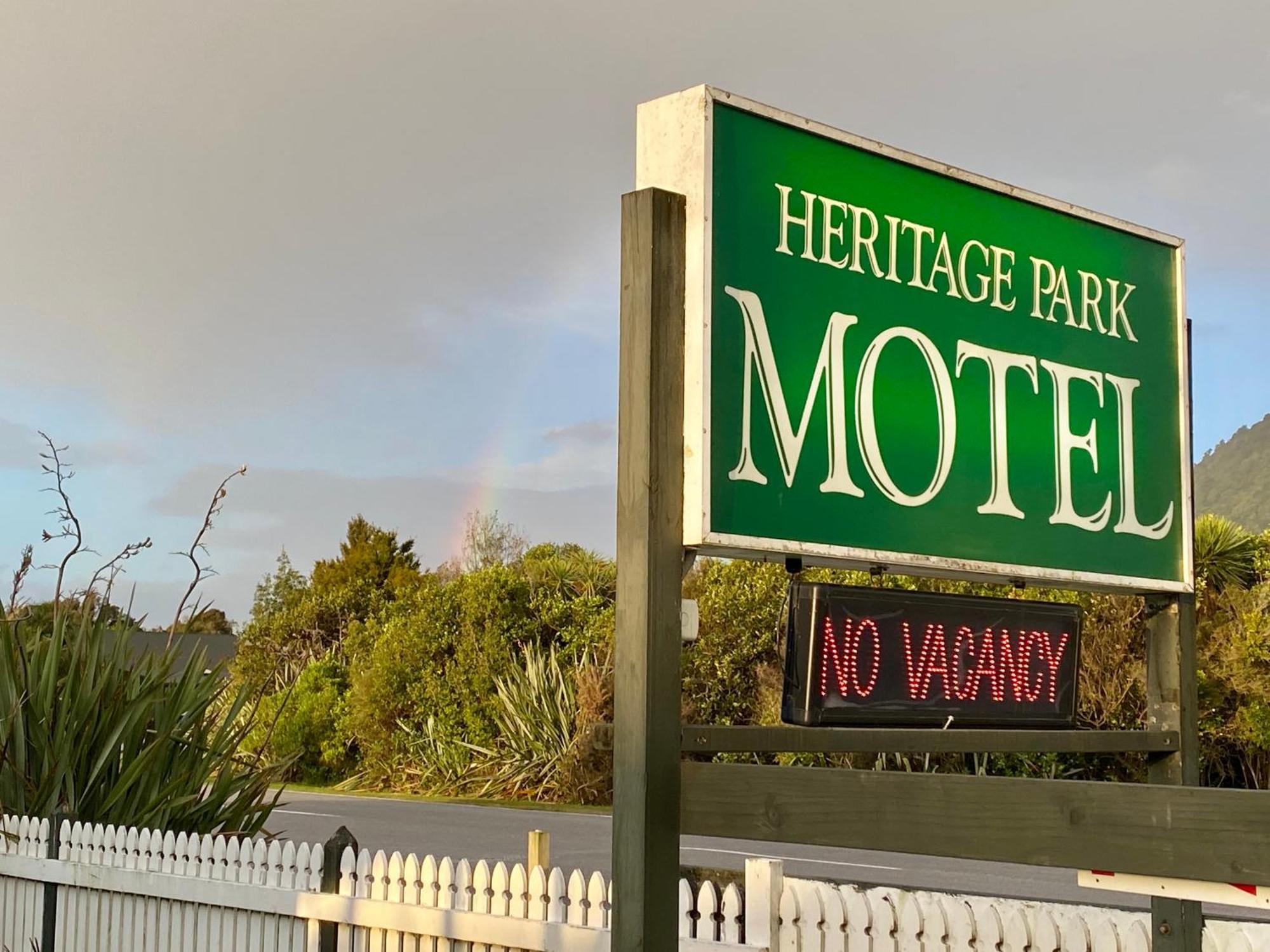 Heritage Park Lodge ハースト エクステリア 写真